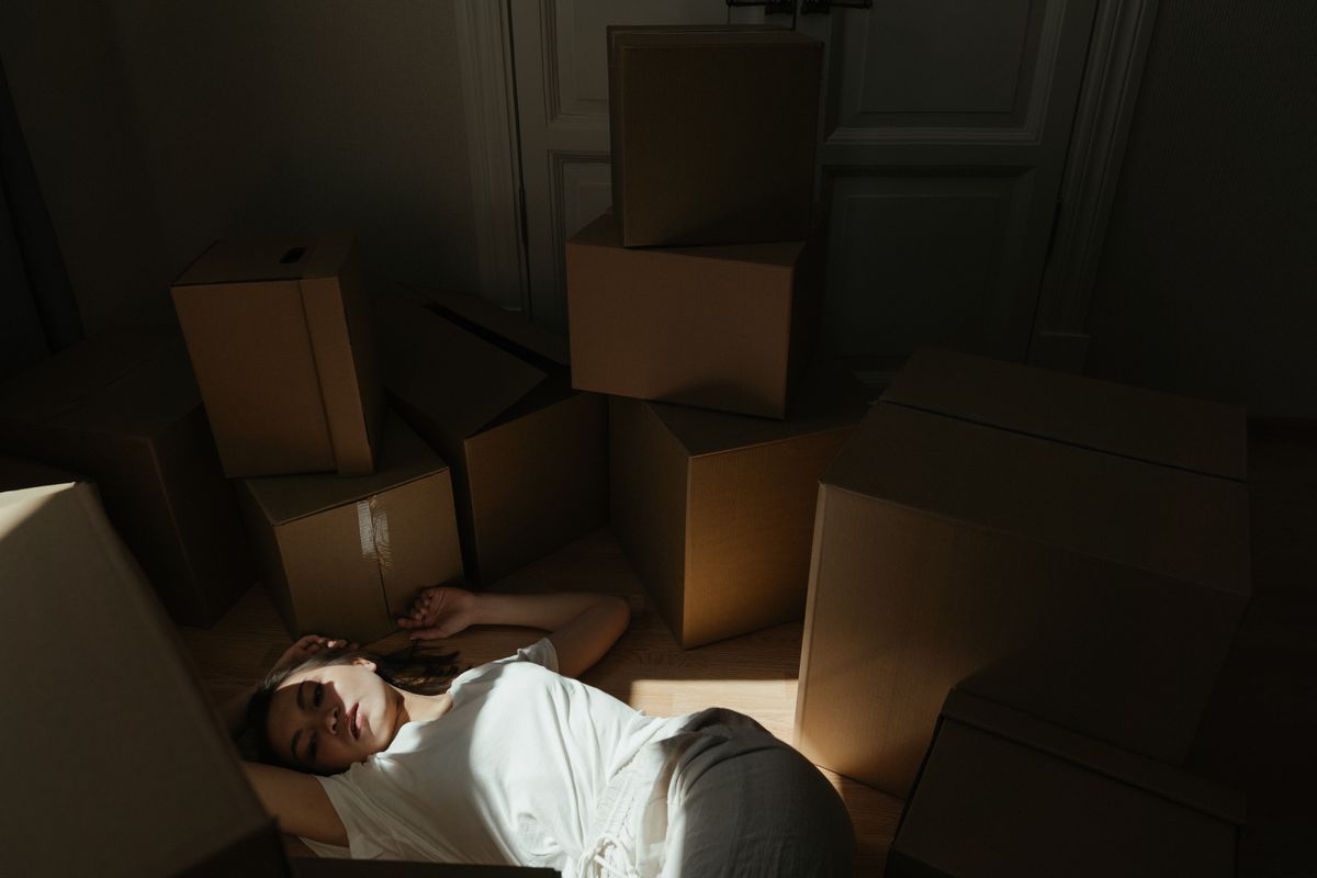 Cajas de mudanza en un piso